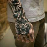 Tigers gratitude. #tattoodo #blackink #stainstudio #roar #tiger #handtattoo #yakuzaofficial 