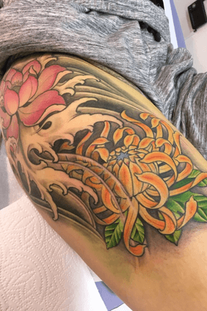 #inkvaders  #tattooartist #tattooart #inked #switzerland #geneva #japanese #japanesetattoo #colourtattoo #colour #h2ocean #lotus #lotustattoo #chrisanthemum #flower #flowertattoo 