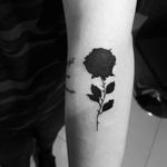 #tattoo #tatuagem #tatuagemfeminina #blackrose #tattooinspiration #tattoart #tattooartist #drawing #arte #art #tatuador #tatuadora #girl #woman #roses #rose #rosetattoo