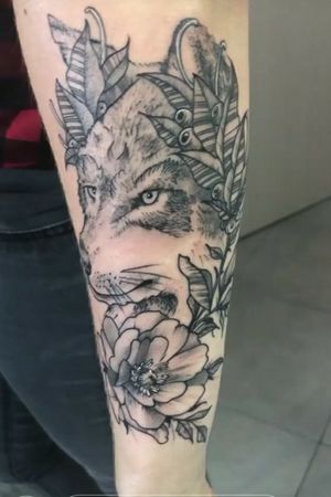 My new tattoo #wolfhead #wolftatto #flowertattoodesigns #flowertattoo #wolftattoo #wolf #flowers #blackandwhitetattoo #bwtattooing #forearmtatoo #halfsleave #sketch 
