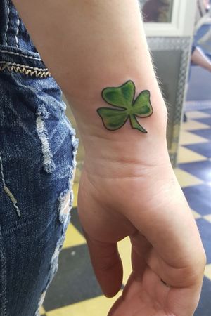New addition to my very small tattoo collection!😄☘ #thehivetattoo #moseslake #newaddition #irish #tattgasm #inkaddict 