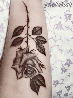 Done by Ed Mosely at Parliament Tattoo, London. 🥀 #rose #rosetattoo #edmosely #parliamenttattoo #london #flower #floral #fineline #blackandgrey #thorns #dark 