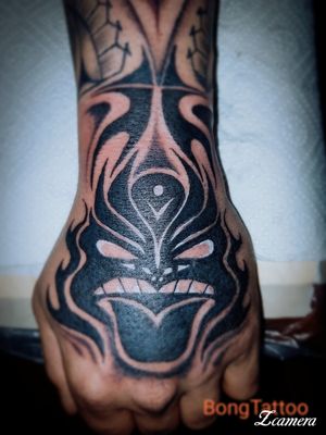 Hand#maoristyle ikingtattoo #artworks #madrid🇪🇸  #vienna🇦🇹  #pinas🇵🇭  #tattooswork #portraittattoo #coveruptattoos #freehandtattoo #finelinetattoo #blackandgray #bloodlinetattoo 