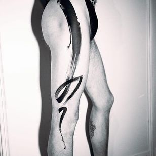 Tatuaje de Tyna Majczuk #TynaMajczuk #painterly #watercolor #brush trazos #abstract #ink #blackwork #blackfill