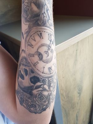 Clock and roses showing my granddads birth year in the time