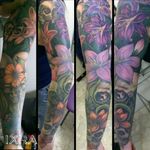 Tattoo sleve flowers and skulls