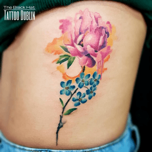 Maël has been highly inspired for this colorful piece! What a job!.#colortattoo #watercolor #watercolortattoo #bestattooartists #besttattoos #flowertattoo #tattoolife @watercolortattoos @watercolor.tattoo @colortattoos_ 