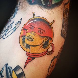 Tatuaje de Onnie O'Leary #OnnieOLeary #newschool #color #illustrative #comicbook #scifi #surrealistic #strange #graphic #popart #astronaut #space #fumando #cigarette