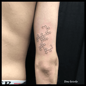 Queue du dragon 🐉 #bims #bimskaizoku #bimstattoo #paris #paname #paristattoo #ink #ligne #queuedudragon #dragon #maths #geometric #blackworkers #blxcktattoo #blacktattoo #tttism #tatts #tattoo #tatted #tattrx #tattoos #tattooed #tattooer #tattoostyle #tattoist #tattoocommunity #tattoolifestyle #tattooartist #tattoooftheday 