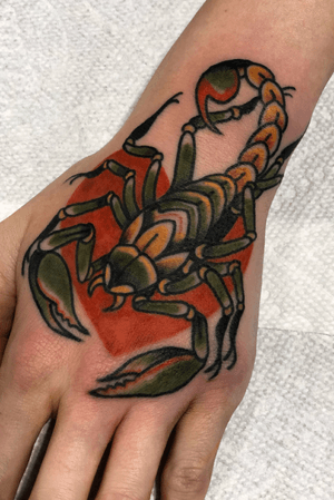 Scorpion hand jammer #scorpion #scorpiontattoo #handtattoo #traditionaltattoo 