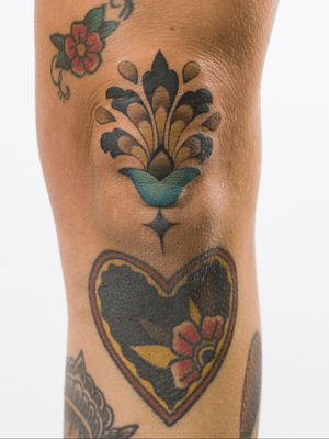 Knee ornament by Alba and black heart below by Vesko