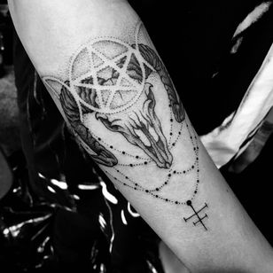 Tatuaje de Sasha Woland #SashaWoland #satanictattoo #satan # devil #hell #hades # demon #evil #darkart #illustrative #linework #illustrative #pentagram #kranie #horn #moon #kokranie