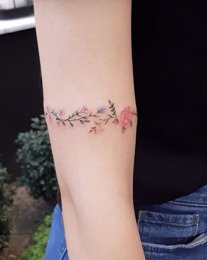 🌺 #tattoo #tattoos #tattooed #tattooist #tattooart #tattooistartmag #tattooink #tattoodesign #flower #flowers #flowerstagram #inkart #art #drawing #instaartist #design #designs #colortattoo #instaartist #flowerstattoodesign #artist #artwork #rose #rosetattoo #roses #linetattoo #linearts #flowergram #flower #flowerlover 
