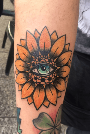Sunflower!!! #sunflower #traditionaltattoo #tattoo #tattooart #tattooartist #twentytentattoo #tatts #colourtattoo #ink #oldschool #eyes #yellow #blue #armyztattoomachine #flower #Tattoodo 