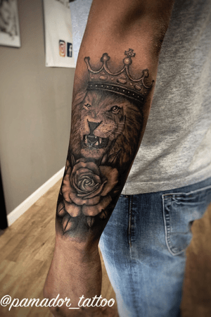 Lion with rose and crown #liontattoo #lion #rosetattoo #rose #reslisticrose #crowntattoo #kingcrown #halfsleeve #flowertattoo #realism #realistic 