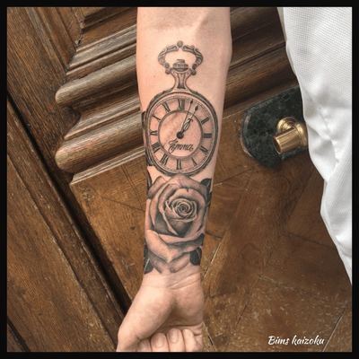 Commencement du bras ,j’ai trop hâte de finir😊😊😊😊 vous en penssez koi?🤘😊😊😊😊 #bims #bimstattoo #bimskaizoku #paristattoo #paris #paname #pocketwatch #rose #flowers #montre #gousset #blackandgrey #realistictattoo #name #tatts #tattoo #tatted #tattrx #tattoos #tatto #tattooed #tattooer #tattoodo #tattooist #tattooing #tattoist #tattoostyle #tattoolifestyle #tattooartistmagazine 