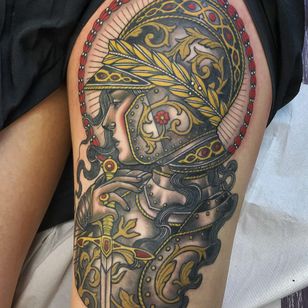 Tatuaje de Lynn Akura #LynnAkura #color #neotraditional #lady #ladyhead #arm #m medieval #sword # dagger #filigree #metal work #metal #gold #flowers #leaves