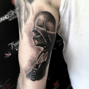 Nerd alert🤓🤓🤓🤓🤓🤓 Darth Vader 😃😎#eikongreenmonster #hustlebutterdeluxe #electrumstencilprimer #tattoo #tattooapprentice #tattoos #tattooist #tattooideas #tattooart #blackandgreytattoo #darthvader #starwars #darkside #darthvadertattoo #starwarstattoo