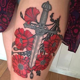 Tatuaje de Lynn Akura #LynnAkura #color #neotraditional #poppy #flowers #flowered # dagger #sword #metal work #silver #filigree #thorn #naturaleza #hojas