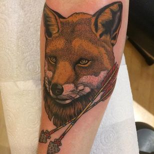 Tatuaje de Lynn Akura #LynnAkura #color #neotraditional # fox #feather #flechas #naturaleza #animales #flecha