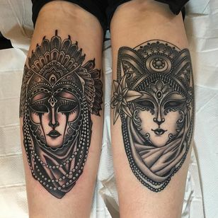 Tatuaje de Lynn Akura #LynnAkura #neotraditional #masks #beads #black gray #portrait #woman #flower #flower #fruit #filigree # jewelry #crown