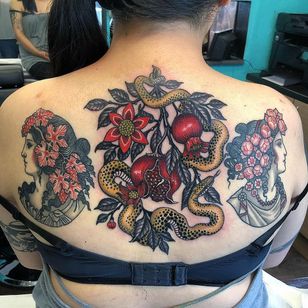 Tatuaje de Lynn Akura #LynnAkura #color #neotraditional #illustrative # granate #flowers #flowers #snake #reptile #naturaleza #hojas #portraits #ladyheads # uvas # peony #beads
