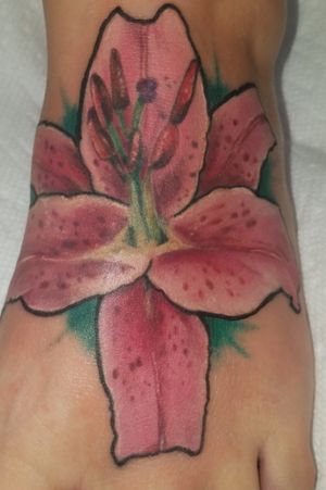 Lilly #lilies #lillyflower #colortattoo #colorful #foottattoo 