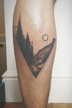 the most recent inking by BambooTattooOnTheMove . . . Childhood memories of road tripping around American campsites. Sheltered beneath the pines, leaning to fish in the many lakes and rivers alongside mountainous backdrops. . . . #Bamboo #BambooTattoo #Travel #Mountain #Outdoors #Explore #HandPoked