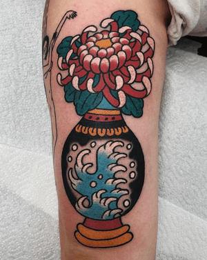 Vase and chrysanthemum tattoo by Boshka Grygoriew-Alvy #BoshkaGrygoriewAlvy #chrysanthemum #vase #wave #color #japaneseinspired #traditional