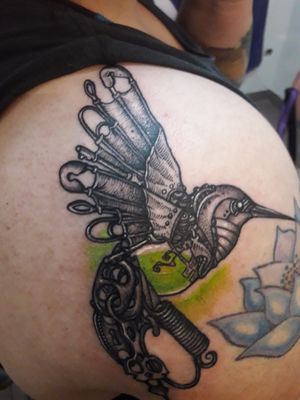 Tatuaje de colibri steampunk.lo hice usando tinta negra dynamic,linea de 5rl solamente.espero les guste.