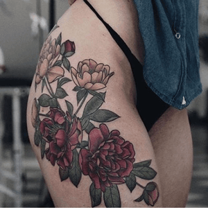 This is the picture that inspired the dark red roses and pink flowers idea. I also want it that big and covering that much area of my thigh/butt. 🌹🌷