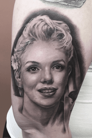 Marilyn Monroe portait ! #bestrealistictattoos #radtattoos #tattoo_artwork #tattoorealistic #bnginksociety #chinesetattoo #tattooistartmag #tattooinkspiration #tat #asian_inkspiration #tattoodo #tattoos_of_instagram #tattoo #tattoos #skinart_mag #纹身 #刺青 #纹所未闻家族 #inkgeetstattoos #tattoolifemagazine #inkspiringtattoos #TattooistArtMagazine #inkedmag #inkedselect 