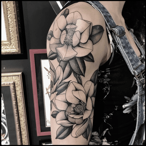 #totemica #tunguska #black #skull #flowers #magnolia #botanical #tattoo #originalsintattooshop #verona #italy #blacktattooart #tattoolifemagazine #tattoodo #blackworkers #blackwork 