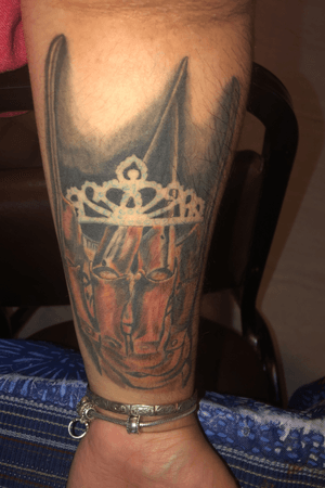 #FreddyKrueger #nightmareonelmstreet #michaelmyers #jamieleecurtis #LaurieStrode #screamqueen 👑♥️ ——this tattoo i decided to mix freddy & michael together because theyre my favorites . I decided freddy would hold a crown, which is where jamie lee curtis(laurie strode) comes in. In hollywood JLC is known as the “scream queen” which is why i chose a crown for her . My favorite tattoo💗👑