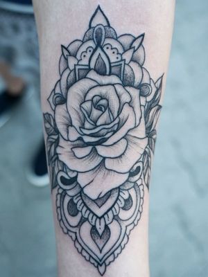 Rose tattoo by Doresz @chococotattoo#tattooart #tattooartist #rosetatto #blacktattoos 