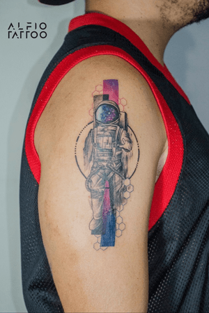 Design and tattoo by Alfio!! thank Rafa!!#astronauta #espacio #space #astronaut #argentinatattoo #design #designtattoo #dotwork  #color #tattoocolor #buenosaires #argentina #santelmo #colortattoo #galaxy #galaxia