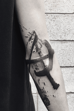 Brush stroke tattoo, Anarchism symbol. Imstagram: hanu_tattoo. #tattoo #hanutattoo #brushstroke #blackwork #Tattoodo 
