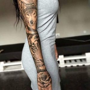 Tattoo uploaded by Ana Marie • #animaux #tigre #loup #rose #bras