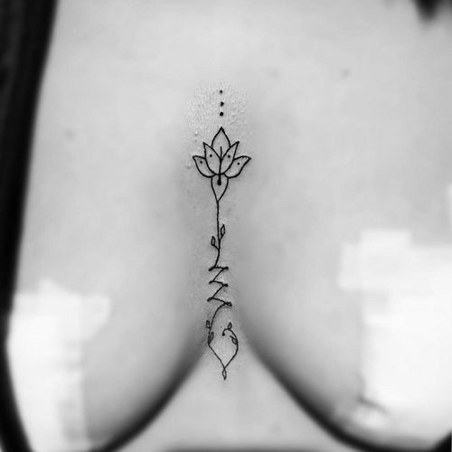 Delicada de hoje ☑️ #tattooart #tattooGirls #tattooedgirls #tattoosimple #lotustattoo #flowertattoo #tattoo2me #tattoolovers #tattoobrazil #underboobtattoo #underboobs #bragancapaulista
