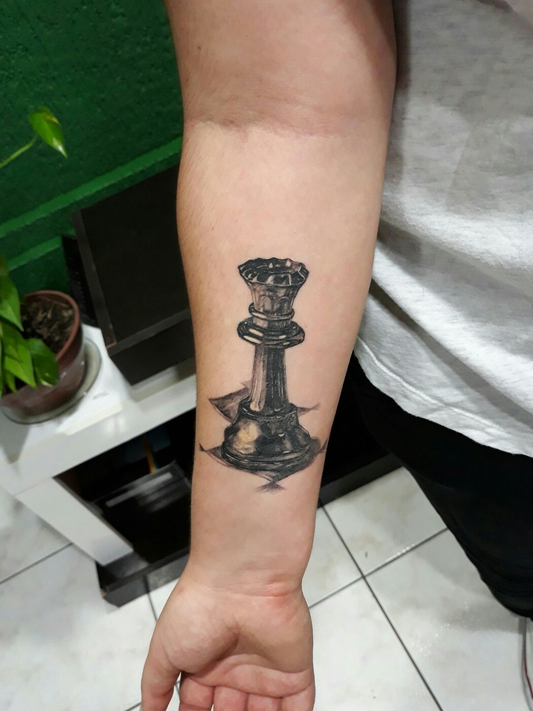 Tattoo uploaded by The Jungle • Peça de xadrez realista por Luis Felipe  #chess #chesspiece #chessking #blackandgreytattoo #blackAndWhite  #blackandgreyrealism #realismtattoo #realistictattoos • Tattoodo