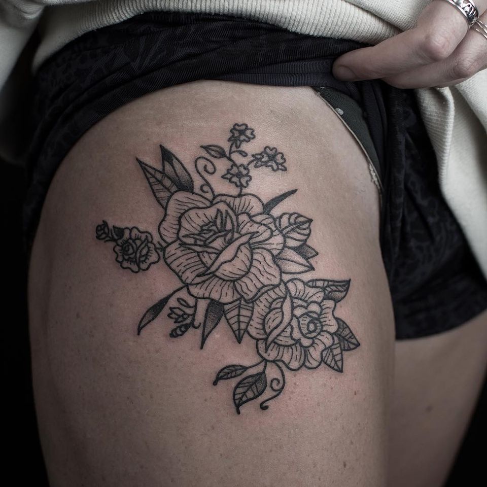 Tatuaje de rosa clásico de Burak Moreno de Fleur Noire #BurakMoreno #FleurNoire #roses #linework #blackwork #floral #nature #flower #leaves