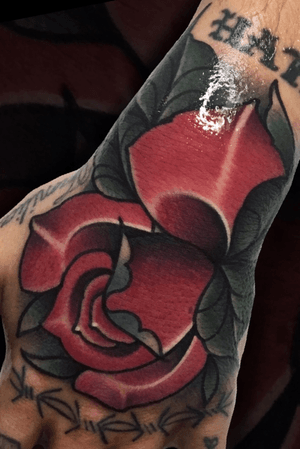 #rose #rosetattoo #handtattoo #tattooartist #tattooart #neotraditional #neotraditionaltattoo 
