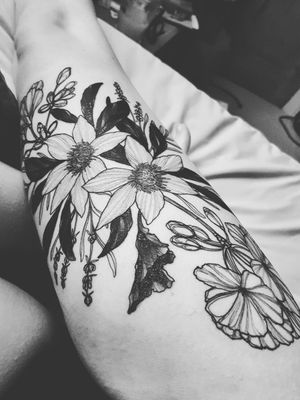 Floral leg done by the super talented Natalie Petal Gardiner / @petalspuppet 