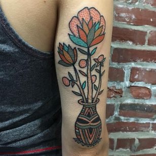 Tattoo by Henry Hablak #HenryHablak # FolkTraditional #color #illustrative #flowers #flowers #leaves #jarrón #planta en maceta #naturaleza #pattery #dots