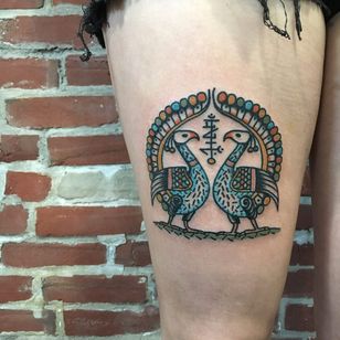 Tatuaje de Henry Hablak #HenryHablak # FolkTraditional #color #illustrative #bird #feather #wings #symbols #seal #surrealistic #pattern