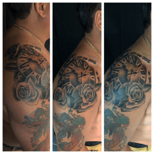 Today I got to do a #coveruptattoo for @pina_supply of a #blackandgrey #roses & #clock 🚨 The clock warps because of his muscles on his shoulder 🚨 Gracias brother por pasar para hacerte este tattoo en @blackskull_tattoostudio 🤟🏻🔥 #TattzBYAG #ink #tattoo #tatuaje #bodyart #blackandgreytattoo #newyorkcity #newyorkcitytattoo #newyorkcitytattooartist #brooklyn #brooklyntattooartist #brooklyntattoo #queensNYC #QueensTattooArtist #privatestudio #privatetattoostudio
