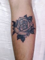 Rosa autoral no estilo black and gray feita em 2hs