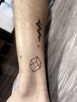 Very minimalistic cube ▪️ Instagram : @nikita.tattoo #tattooartist #LineworkTattoos #lineworktattoo #minimalism #minimalistic #minimalistictattoo #linework #lineworker #thinlinetattoo #fineline #finelinetattoo #smalltattoo #minitattoo #geometrictattoo #geometry #cubetattoo 