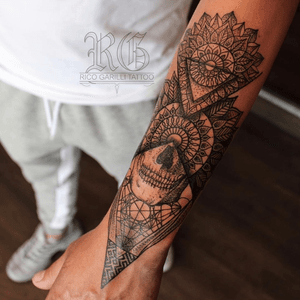 Instagram: @ricogarilli | #mandala #geometric #sacredgeometry #hand #wrist #arm #forearm #dotwork #skull #patternwork #dotwork #fineline #detail #tattoo #black