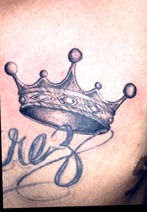 The crown was done by me. The lettering was done from a previos artist. 